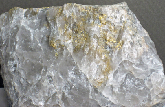 Filon d'or dans le Quartz, Malartic - © WikiCommons-17017391900, James St-John