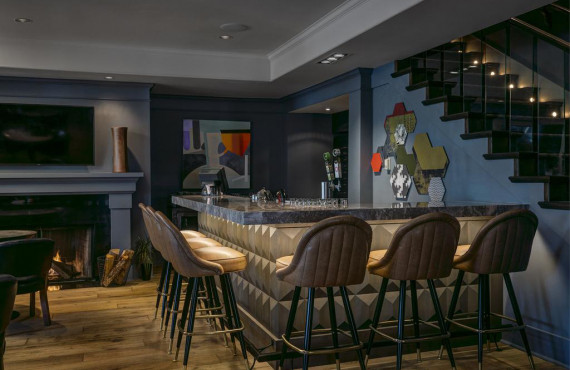 Bar/Fireplace Bar/Fireplace