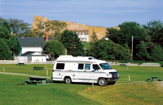 Terrain de camping et vue du rocher Percé Terrain de camping et vue du rocher Percé