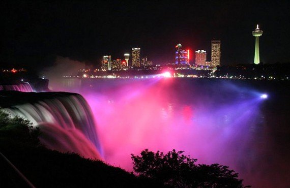 Days Inn by the Falls - Les Chutes Niagara en soirée Days Inn by the Falls - Les Chutes Niagara en soirée