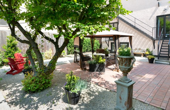 English Bay Inn - Côté jardin English Bay Inn - Côté jardin