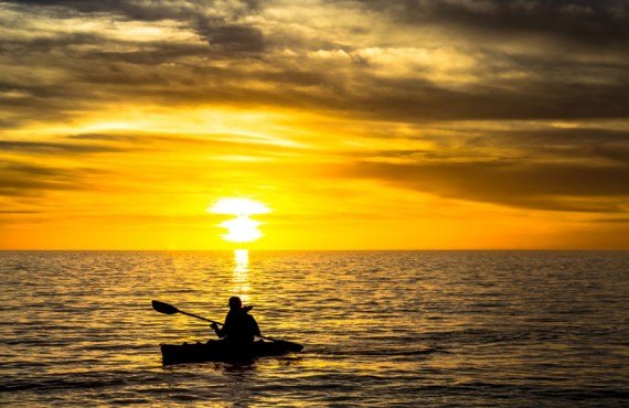 Kayak de mer au coucher de soleil