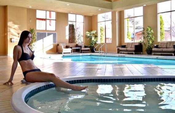 7-manteo-resort-spa-kelowna-piscine