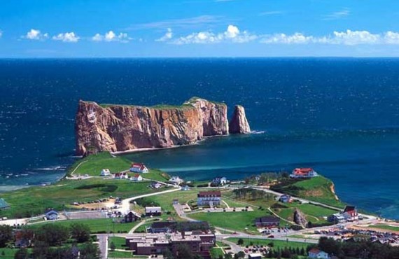 Vue du Village et du rocher Percé Vue du Village et du rocher Percé