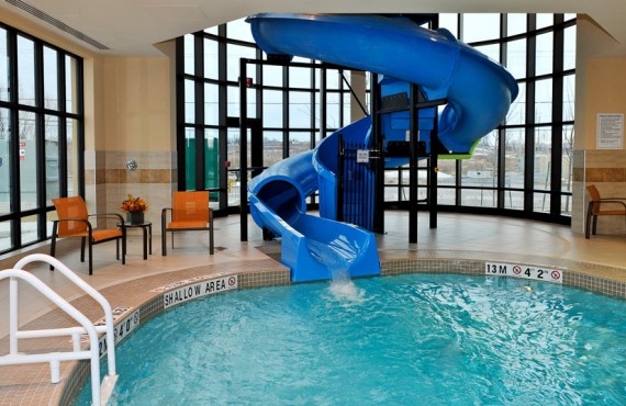 8-courtyard-marriott-kingston-piscine 8-courtyard-marriott-kingston-piscine