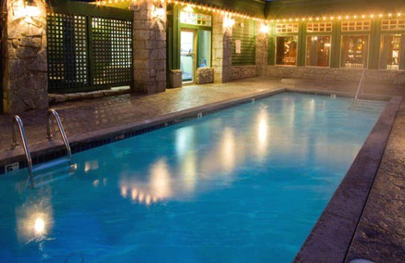 8-hotel-whistler-pinnacle-piscine
