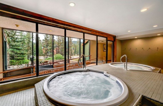 8-lake-louise-inn-jacuzzi 8-lake-louise-inn-jacuzzi