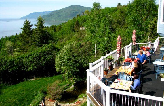 Auberge Cap aux Corbeaux - Terrasse Auberge Cap aux Corbeaux - Terrasse