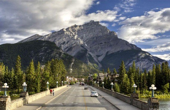 Banff Ave & Cascade Mountain Banff Ave & Cascade Mountain