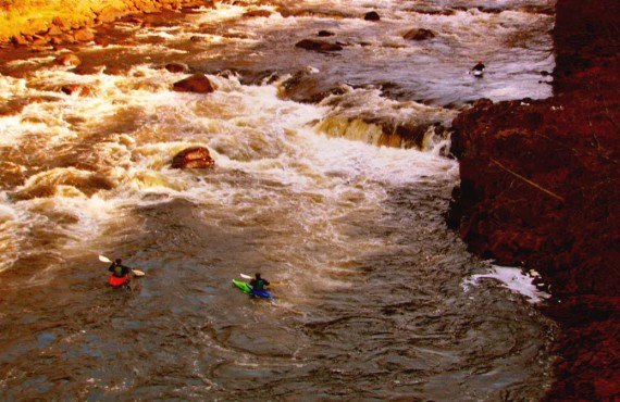 Kayak dans les rapides de la rivière Jacques-Cartier (Tourisme Quebec, Paul Hurteau et Claude Parent)