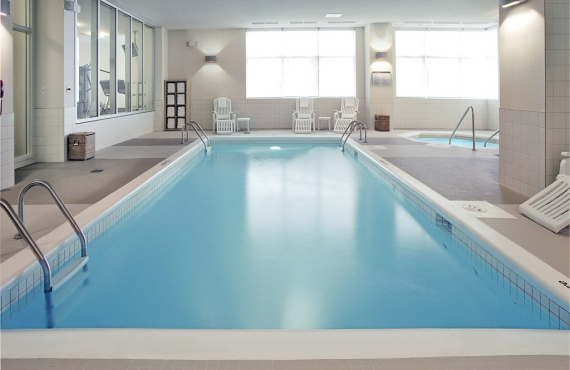 Piscine intérieure (© William Huber) Piscine intérieure (© William Huber)