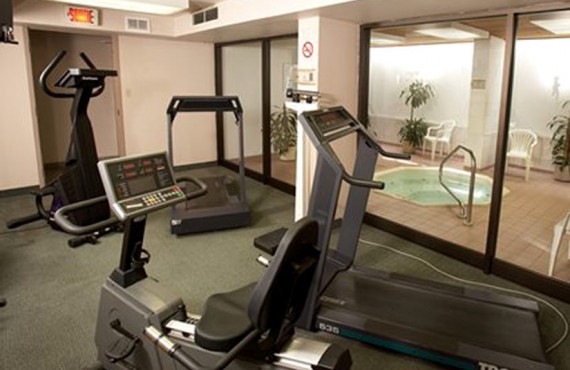 Quality Inn & Suites Aeroport - Gym Quality Inn & Suites Aeroport - Gym