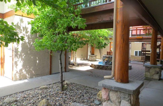Waterton Glacier Suites - Cour interieure Waterton Glacier Suites - Cour interieure