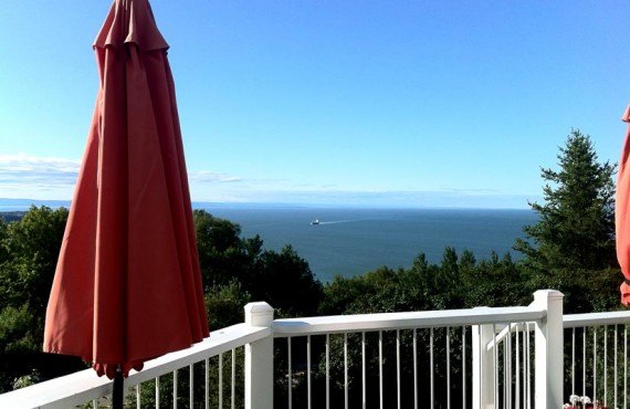 Auberge Cap aux Corbeaux - vue sur le fleuve Auberge Cap aux Corbeaux - vue sur le fleuve
