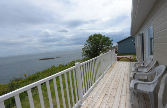 Vue de la terrasse des chalets de l'Anse-à-Yves Vue de la terrasse des chalets de l'Anse-à-Yves