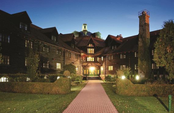 Fairmont Château Montebello, côté ouest Fairmont Château Montebello, côté ouest