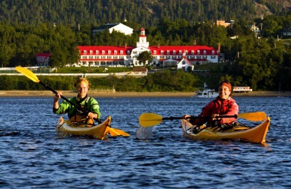 Hôtel Tadoussac - Guide Mer et Monde devant l'hôtel Hôtel Tadoussac - Guide Mer et Monde devant l'hôtel