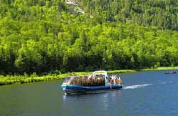 Croisière en bateau-mouche sur la rivière Malbaie Croisière en bateau-mouche sur la rivière Malbaie
