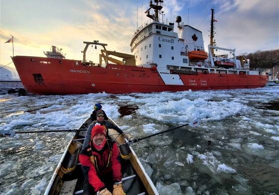 Canot à glace sur le fleuve
