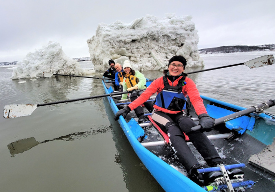 Canot à glace sur le fleuve