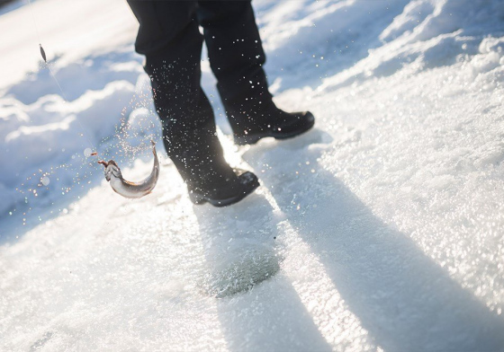 Plongez votre ligne dans un trou percé dans la glace