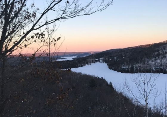 Motoneige au coucher du soleil
