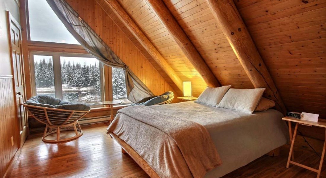 Intérieur douillet d'un chalet en bois rond