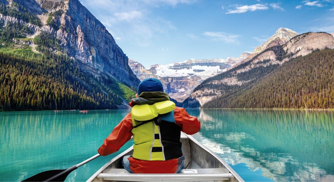 iStock-1019759086 @ronniechua Vue panoramique sur le Lac Louise en été