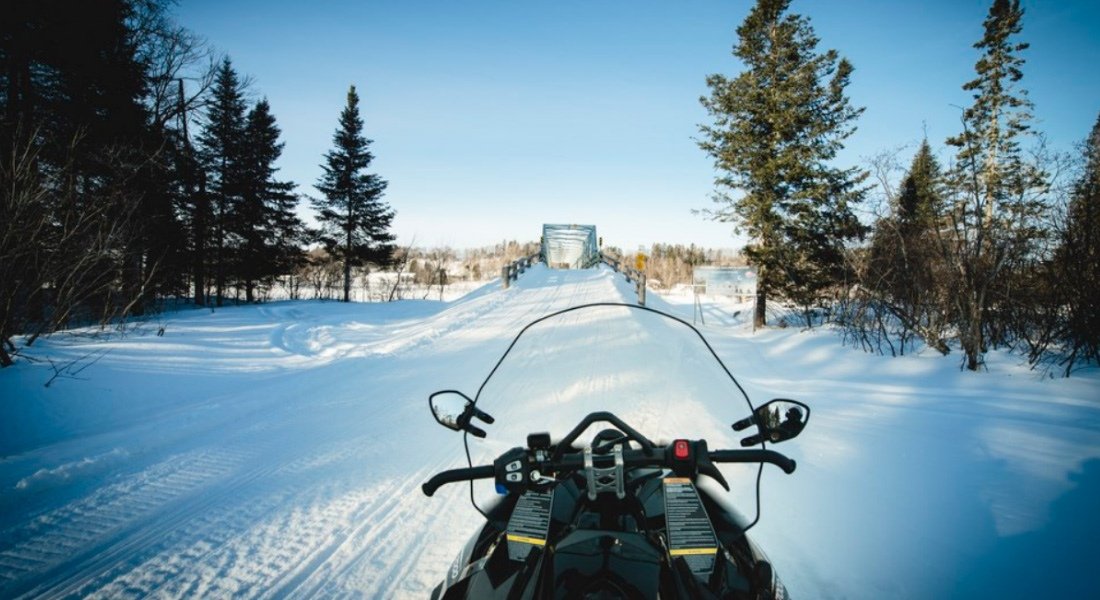 Motoneige et paysage d'hiver
