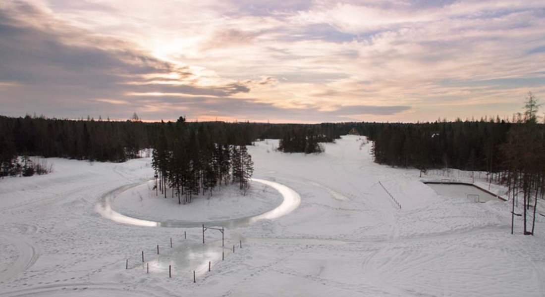 Patinoire extérieure des chalets en bois rond