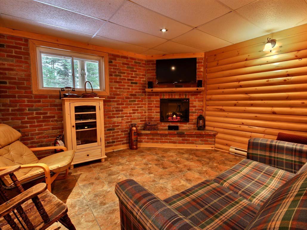Salon au sous-sol Chalet Le Bercail
