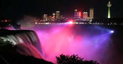 Les Chutes du Niagara de nuit