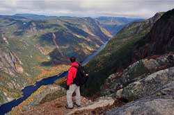 Sentier de l'Acropole-des-Draveurs dans le Parc des Hautes-Gorges